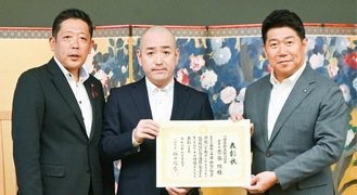 福田市長から表彰状を受け取る齋藤理事長(中央）、原典之顧問