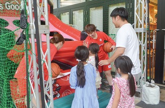 選手たちとバスケを楽しむ子どもたち