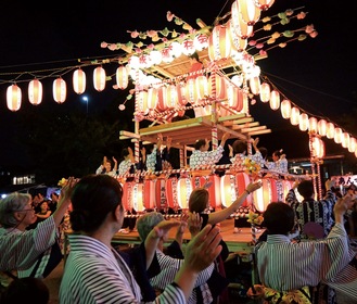 新城神社で盆踊りを踊る参加者