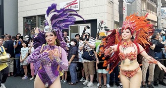 サンバパレードで商店街沸く