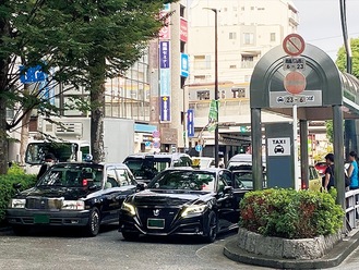 ＪＲ武蔵小杉駅前の乗り場に集まるタクシー