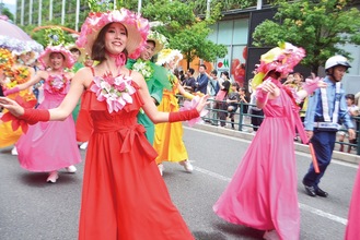 パレードでダンスを披露する女性