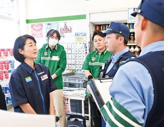 警察官から聴取を受ける店員