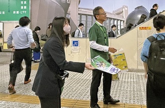 配布活動を行う板橋区長（中央）と職員