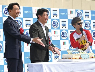 80周年のお祝いケーキを披露したバイク川崎バイクさん（右）、福田市長、青木市議会議長