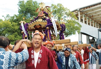 威勢のよい掛け声で盛り上がるパレード