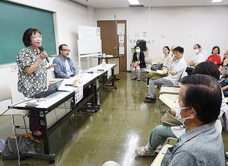 作家の高橋秀実さんと対談する東さん（左）