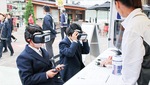 VRゴーグルを着けて体験する中学生