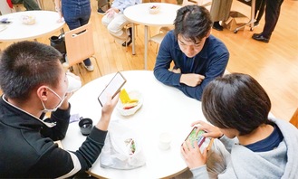 カフェでくつろぐ川崎高校の生徒たち（手前２人）