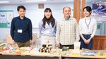 食糧支援の準備を終えたカフェのスタッフと鈴木さん（右から２人目）