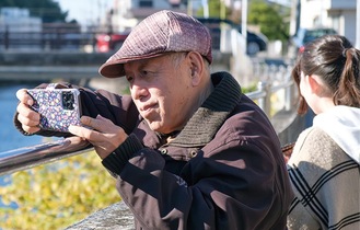 自然の写真を撮影する小山さん＝提供