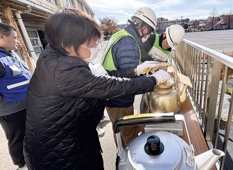 アルファ米を炊く参加者