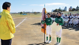 優勝旗を手にした神地こども会