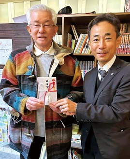 協賛金を渡した今井会長（右）