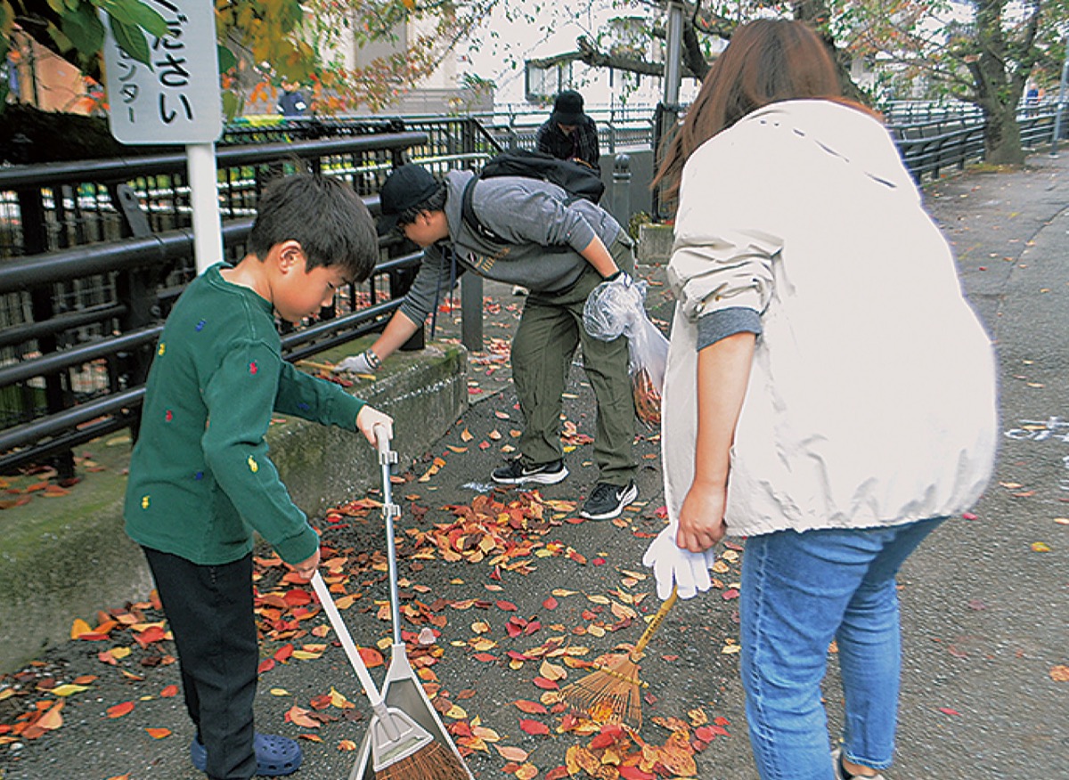 渋川沿道で清掃活動