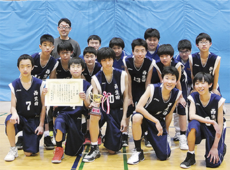 男子の部で優勝した西生田中学校のメンバー