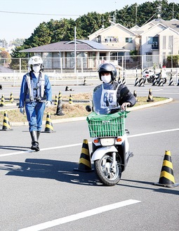 警察署員が細かくアドバイス