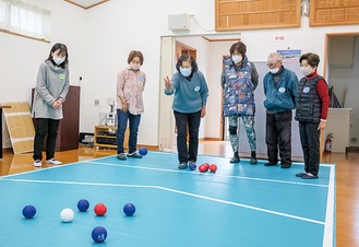 投げたボールの行く先を見つめる参加者