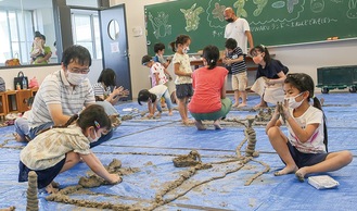 土粘土遊びを楽しむ参加者