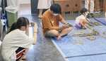 参加者を撮影する学生（左）