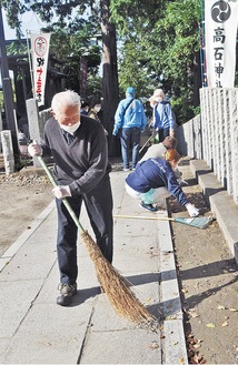 落ち葉を集める参加者