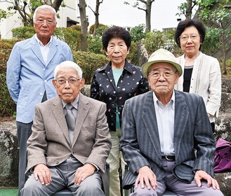 前列左から寺崎さん、城田さん、後列左から黒川シニアサークルの片柳さん、原栄さん、冨永恵子さん