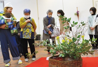 豪華な作品に笑顔を見せる来場者