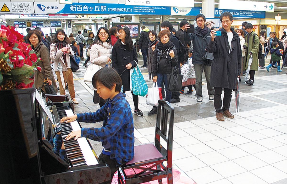 新百合ヶ丘駅 街角ピアノ 評判は上々 多い日は70人が演奏も 麻生区 タウンニュース