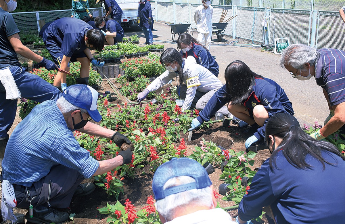 町内会と高校生が花植え 片平川沿い彩る 麻生区 タウンニュース