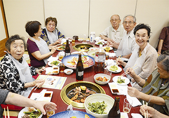 焼肉を囲み、笑顔の参加者