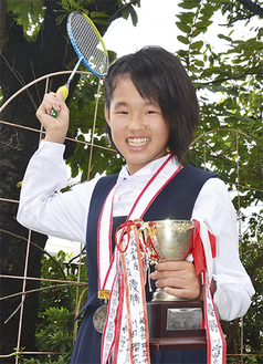 川崎ブロック予選の優勝カップを手に振りかぶる小松崎さん