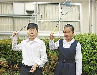 ラケットを手にする小野くん（左）と小松崎さん