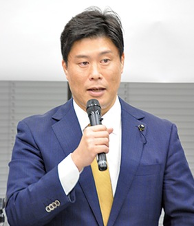 意気込みを語る栄居県議