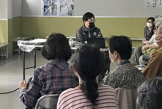 球場の歴史について話をする田中さん