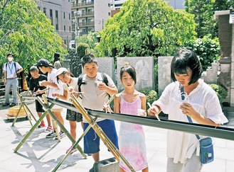 流しそうめんを楽しむ小学生たち