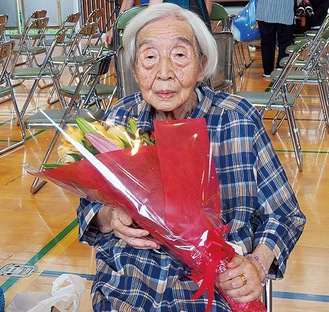 花束を手にする深田さん