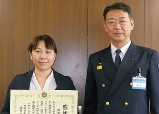 宍倉さん（左）と飯田署長