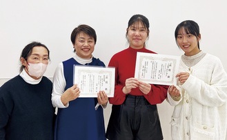 賞状を手にする早川さん（左から2人目）と前田さん（同３人目）、調理アシスタントの2人