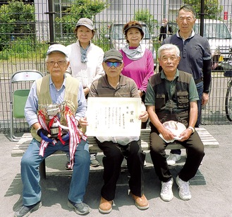 優勝を喜ぶ鹿島田町内会Ａのプレイヤー