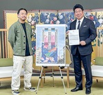 福田市長（右）と写真に納まるYUSEIさん