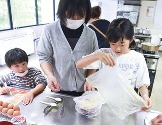 ポリ袋炊飯を体験する親子