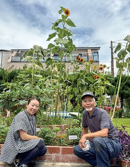 受賞を喜ぶ中村館長（左）と本多さん