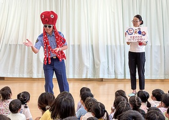 「おおだこポリス」の話に聞き入る園児たち