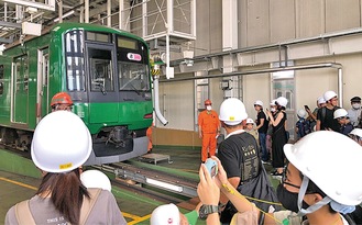 車両を近くで見学