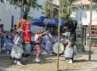 舞を披露する保存委員会のメンバー