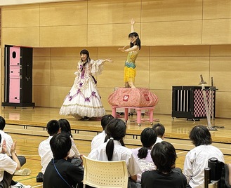 ショーに見入る生徒ら