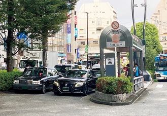 ＪＲ武蔵小杉駅前の乗り場に集まるタクシー