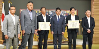 感謝状を手にする山根会長（右から2人目）、矢島社長（同4人目）、関係者ら