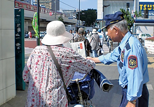 自転車マナーアップ指導員の巡回の様子（川崎市提供）