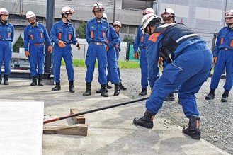 資器材の取扱方法の指導を受ける団員ら（臨港消防署提供）